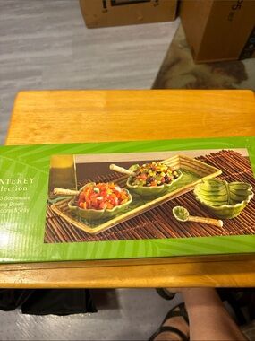 Green Stoneware Leaf Serveware Set with Tray